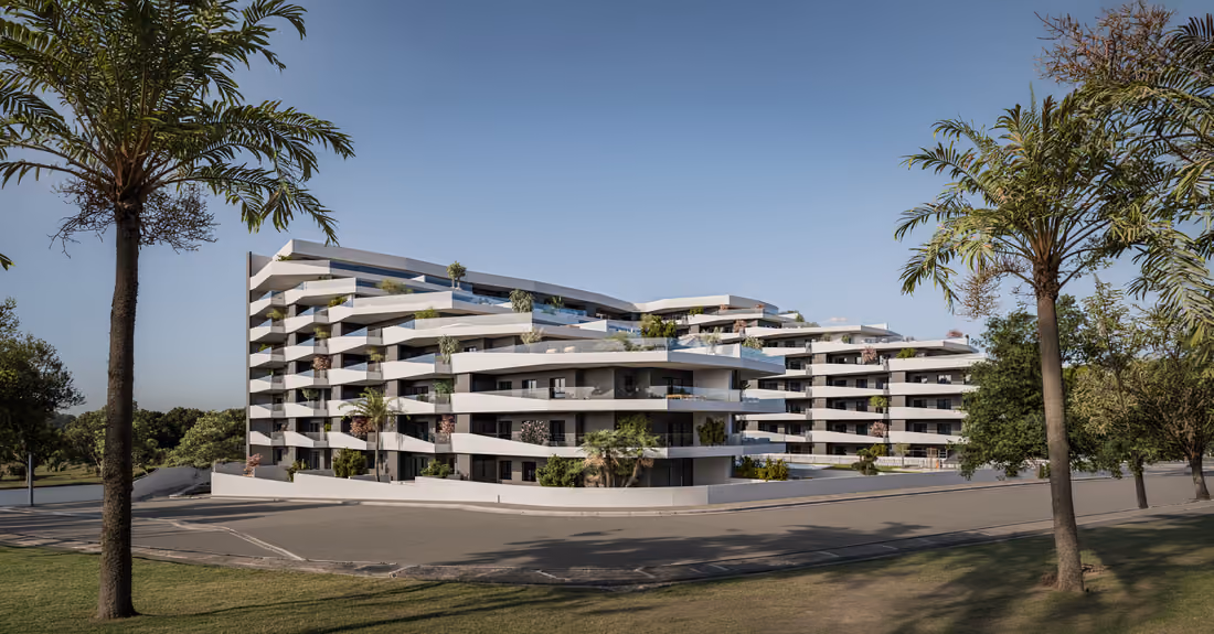 Impressie van Residencial Nature vanaf de straat (CGI): de lange, gebogen terrassen van het witte gebouw, omlijst door palmbomen.