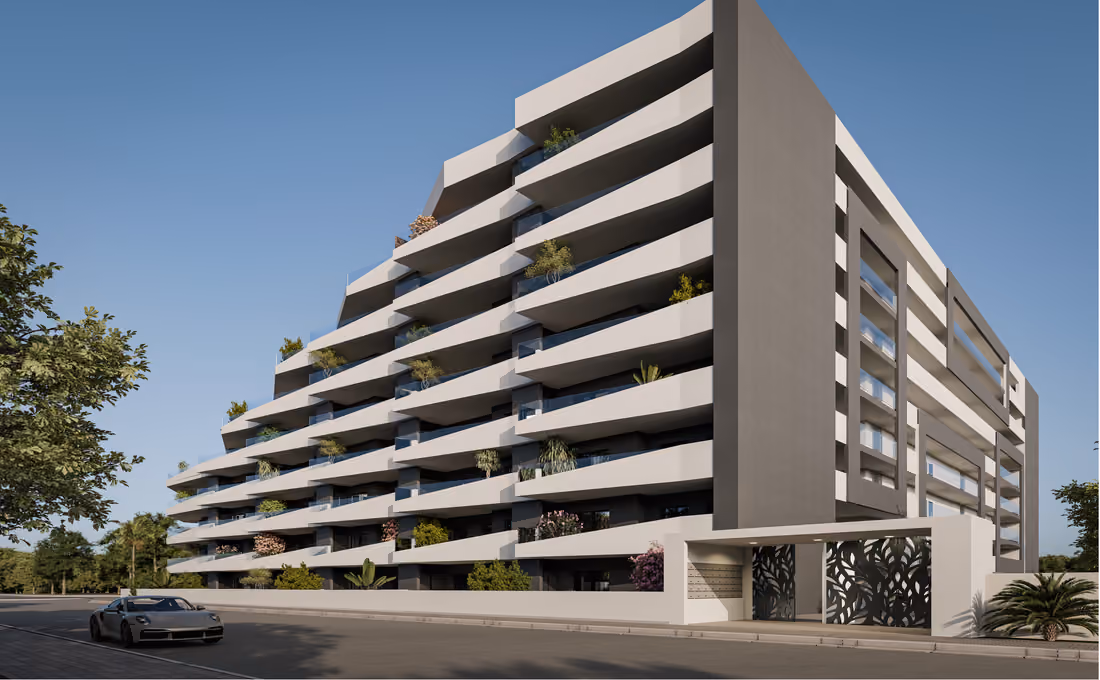 Impressie van de straathoek en de ingang (CGI): de getrapte witte terrassen boven een afgeschermde begane grond en de entree van het gebouw.